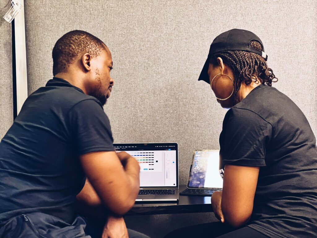 Photo d’illustration : deux professionnels travaillent ensemble sur des ordinateurs portables